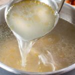 ¿Por qué mi caldo de pollo tiene espuma