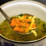 ¿Por qué mi caldo de pollo parece tener “popó con sangre”?