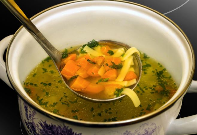 ¿Por qué mi caldo de pollo parece tener “popó con sangre”?