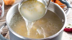 ¿Por qué mi caldo de pollo tiene espuma