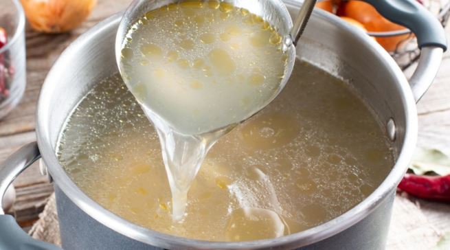 ¿Por qué mi caldo de pollo tiene espuma