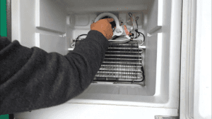 ¿Por qué mi refrigerador Acros no enfría ni congela?