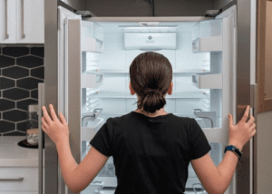 ¿Por qué mi refrigerador arranca y se apaga?