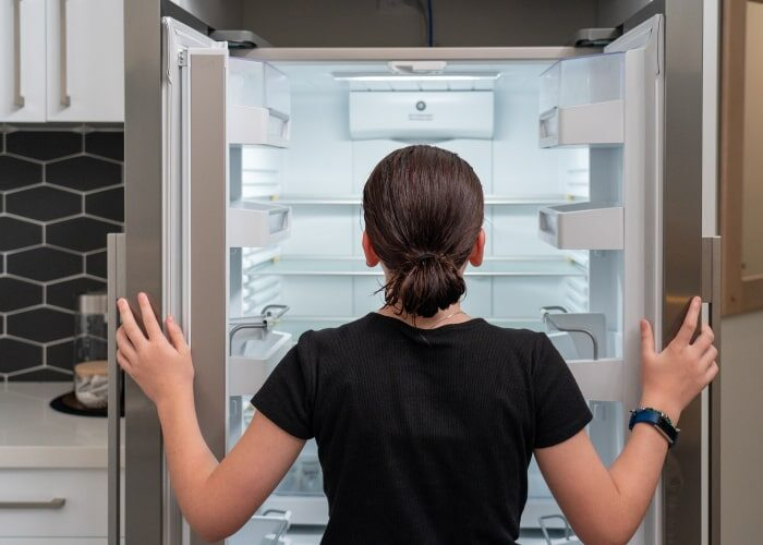 ¿Por qué mi refrigerador arranca y se apaga?