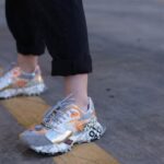 ¿Por qué rechinan los zapatos al caminar?