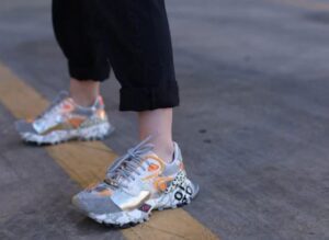 ¿Por qué rechinan los zapatos al caminar?