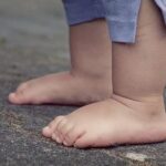 ¿Por qué no poner zapatos a los bebés?