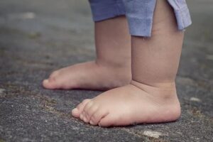 ¿Por qué no poner zapatos a los bebés?