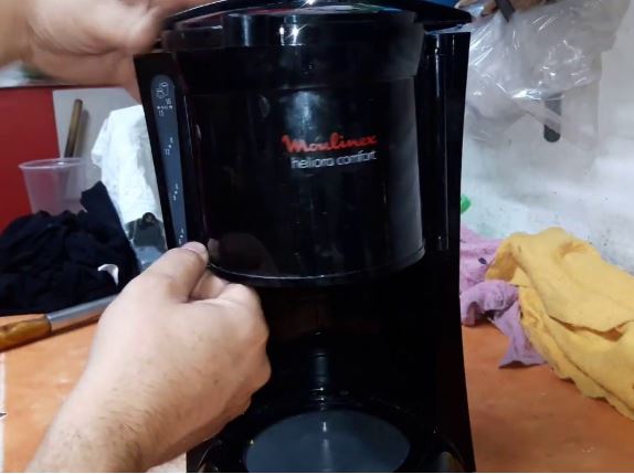 ¿Por qué mi cafetera tarda mucho en preparar el café?